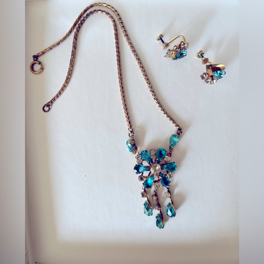 Vintage set/demi-parure
Gold filled
Necklace and Earrings